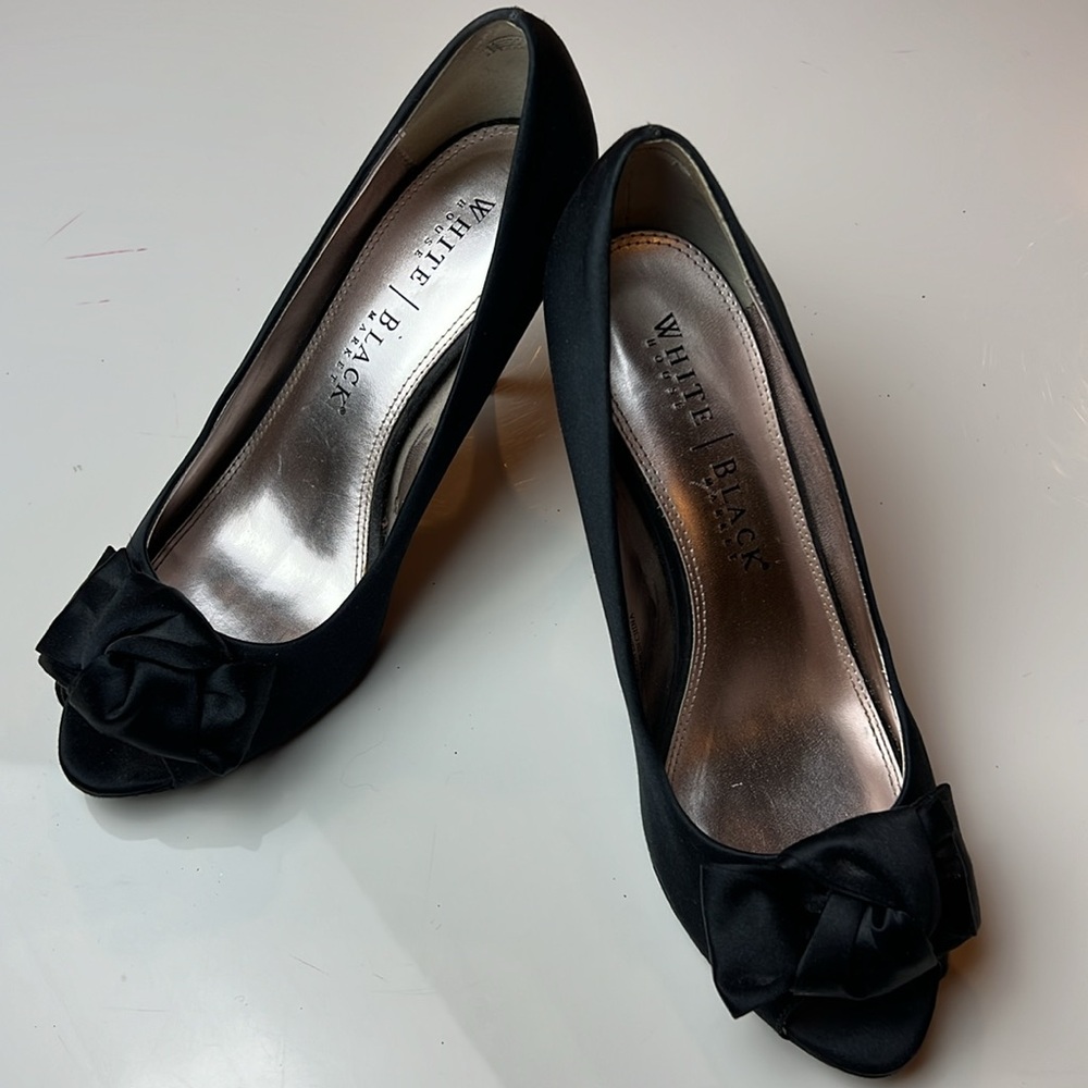 🖤WHITE HOUSE BLACK MARKET BLACK SATIN 4” OPEN TOE HEELS WITH BOW SIZE 7🖤